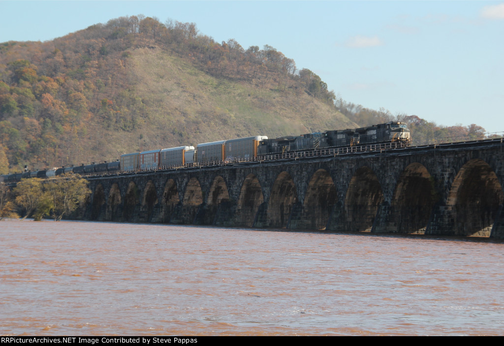 NS 9151 brings train 11Z over Rockville bridge